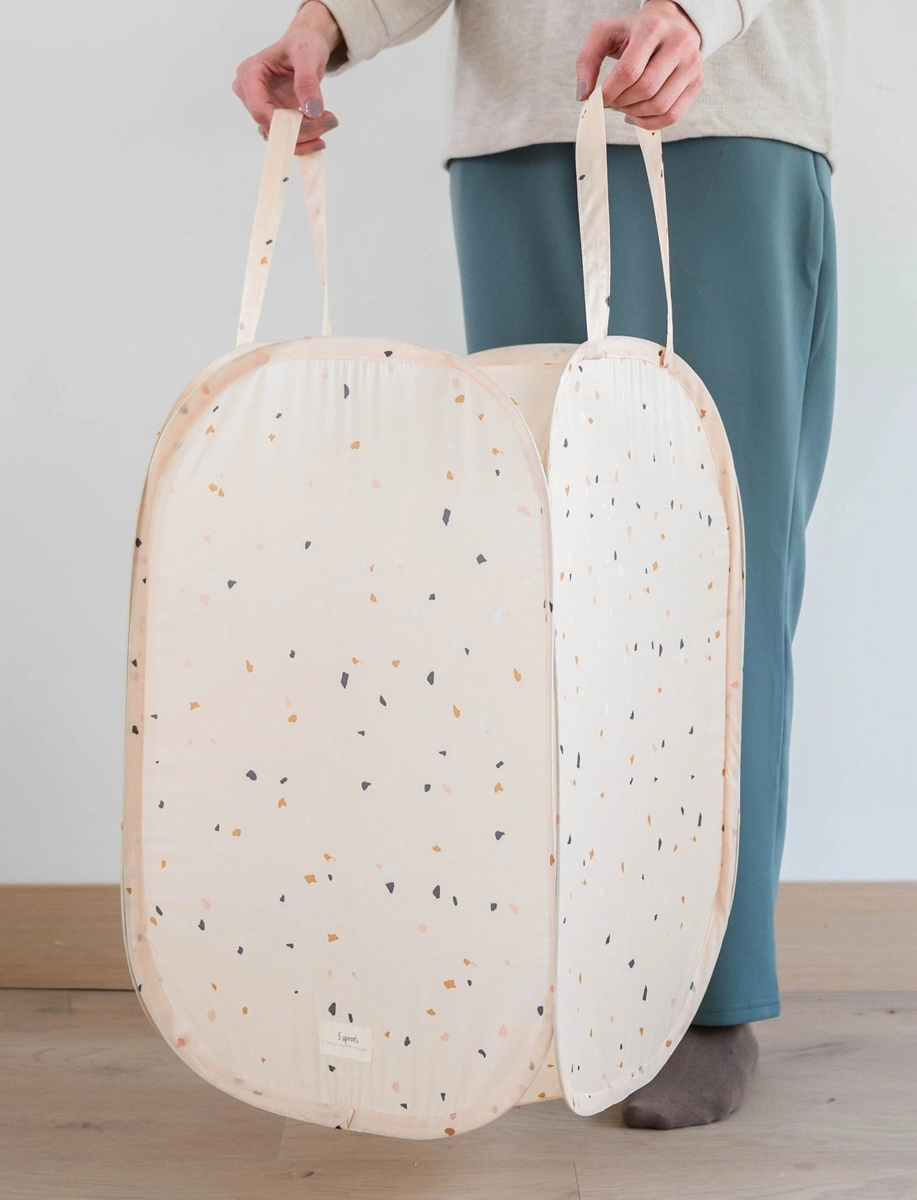 3 Sprouts 3 Sprouts Pop-Up Laundry Hamper, Terrazzo Beige, One Size, Beige, Opbevaring > Opbevaringskasser, Børn