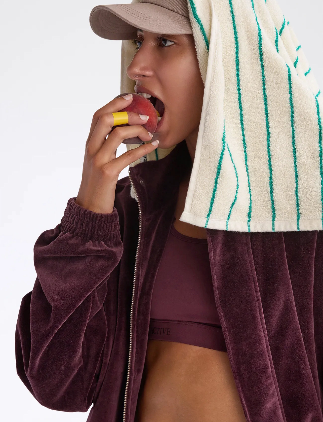 7 DAYS Active Organic Velvet Jacket, S, Burgundy, Sport Sweatshirts & Hoodies > Sport Sweatshirts, Dame