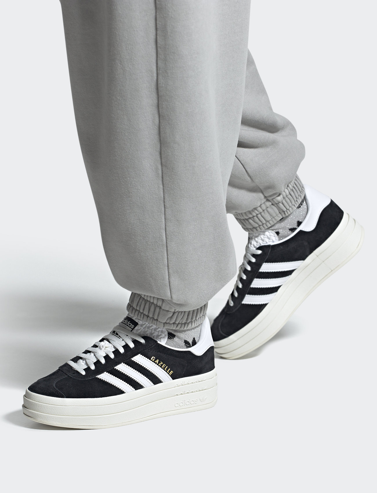 adihq6912_ccblackftwwhtcwhite_