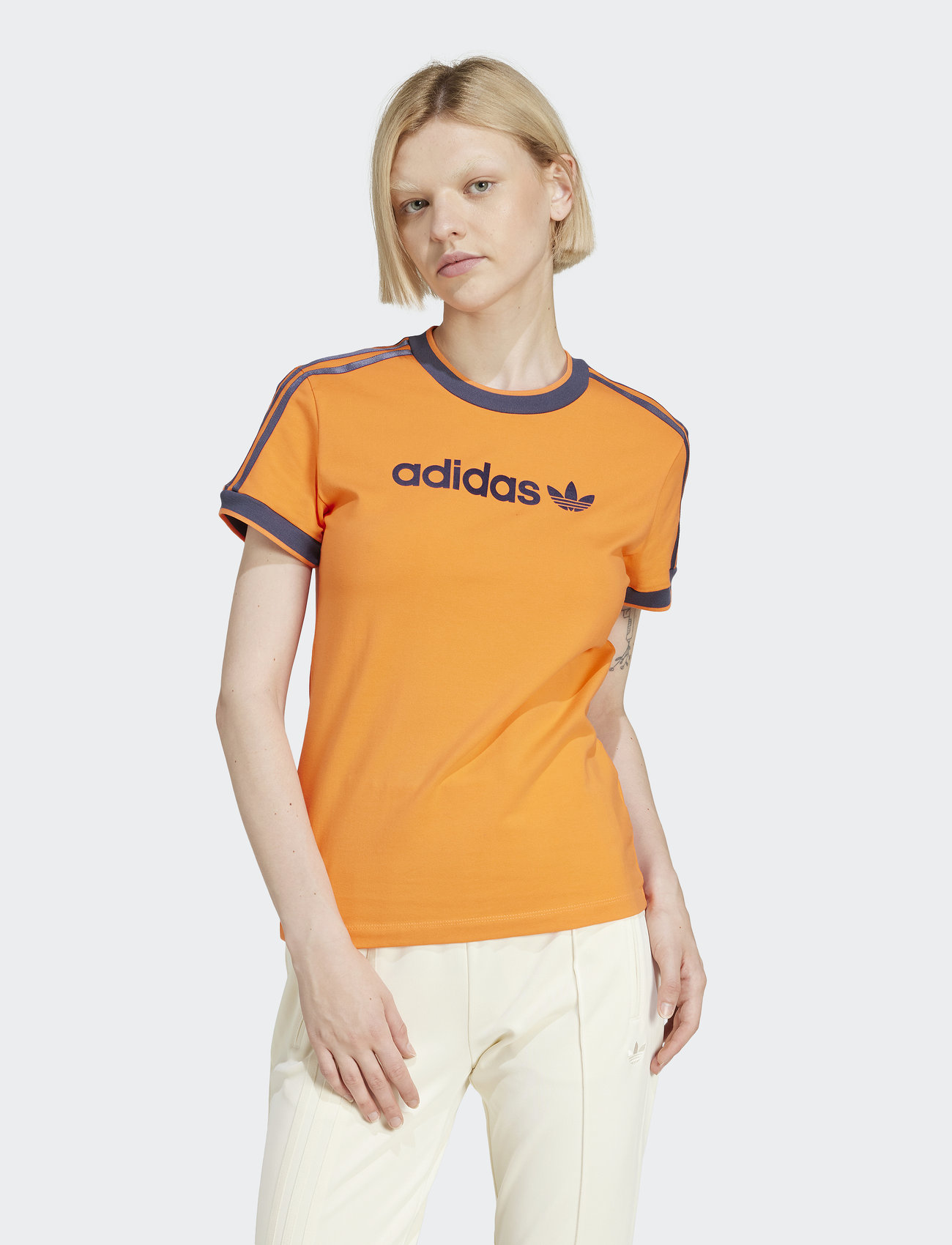 adidas Originals Linear Cali Tee, XS, Orange, Sports Overdele & T-shirts > Sport T-shirts, Dame