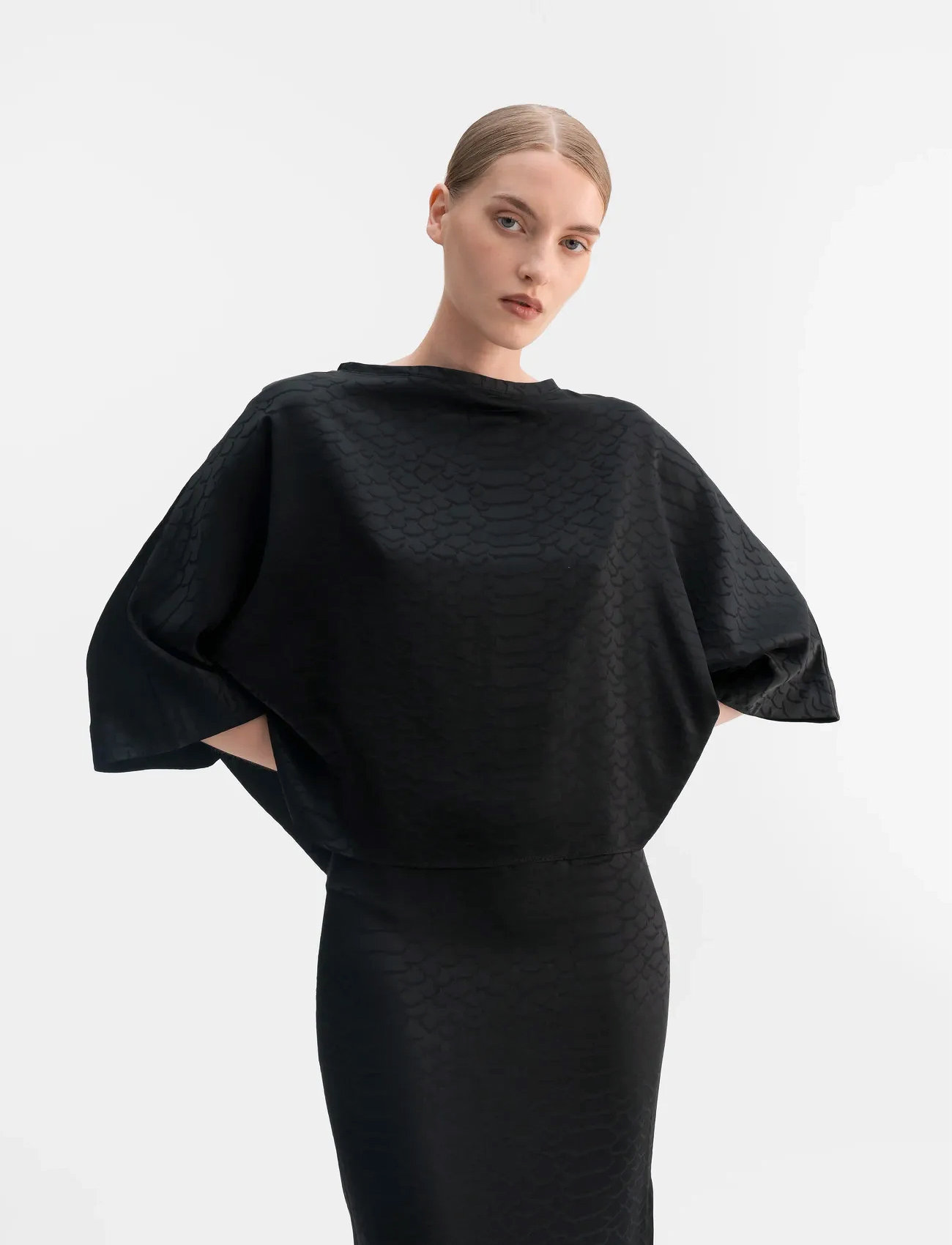 Ahlvar Gallery Thea Snake Tee, L, Black, T-Shirts & Toppe > Kortærmede, Dame