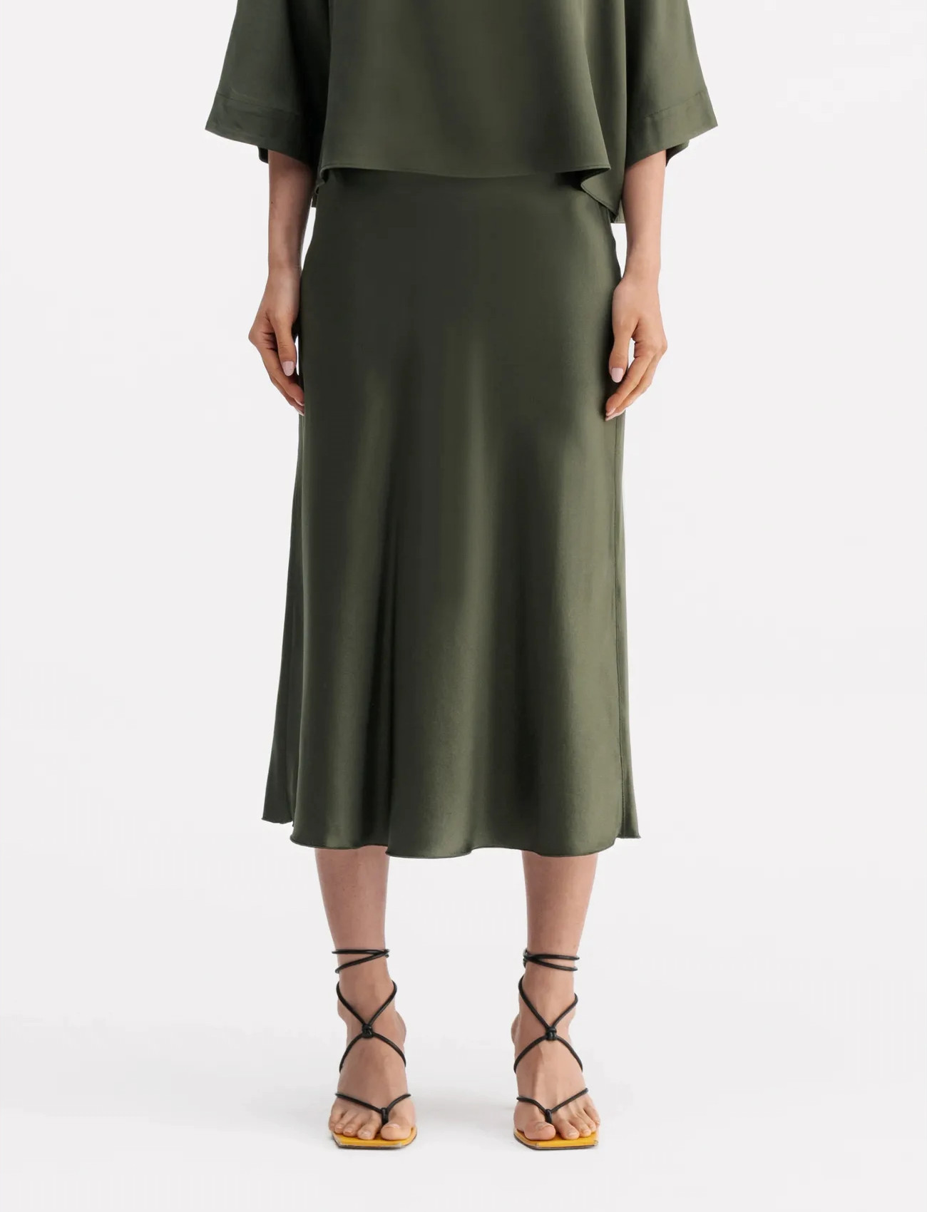 Ahlvar Gallery Hana Satin Silk Skirt, XL, Khaki green, Designere > Knælange Og Midi, Dame