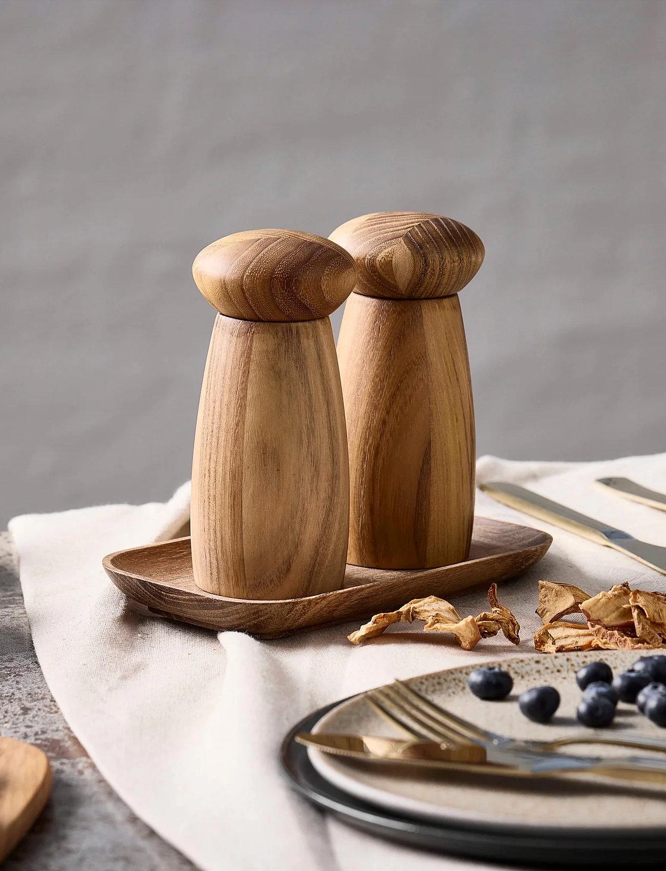 Aida Raw Teak - Small Ceramic Grinder Set With Tray Grinder H13.4Xd6.0 cm. / Tray L17Xw10Xh1.9cm., H:13.4 cm, Brown, Kværne > Krydderikværne, Unisex