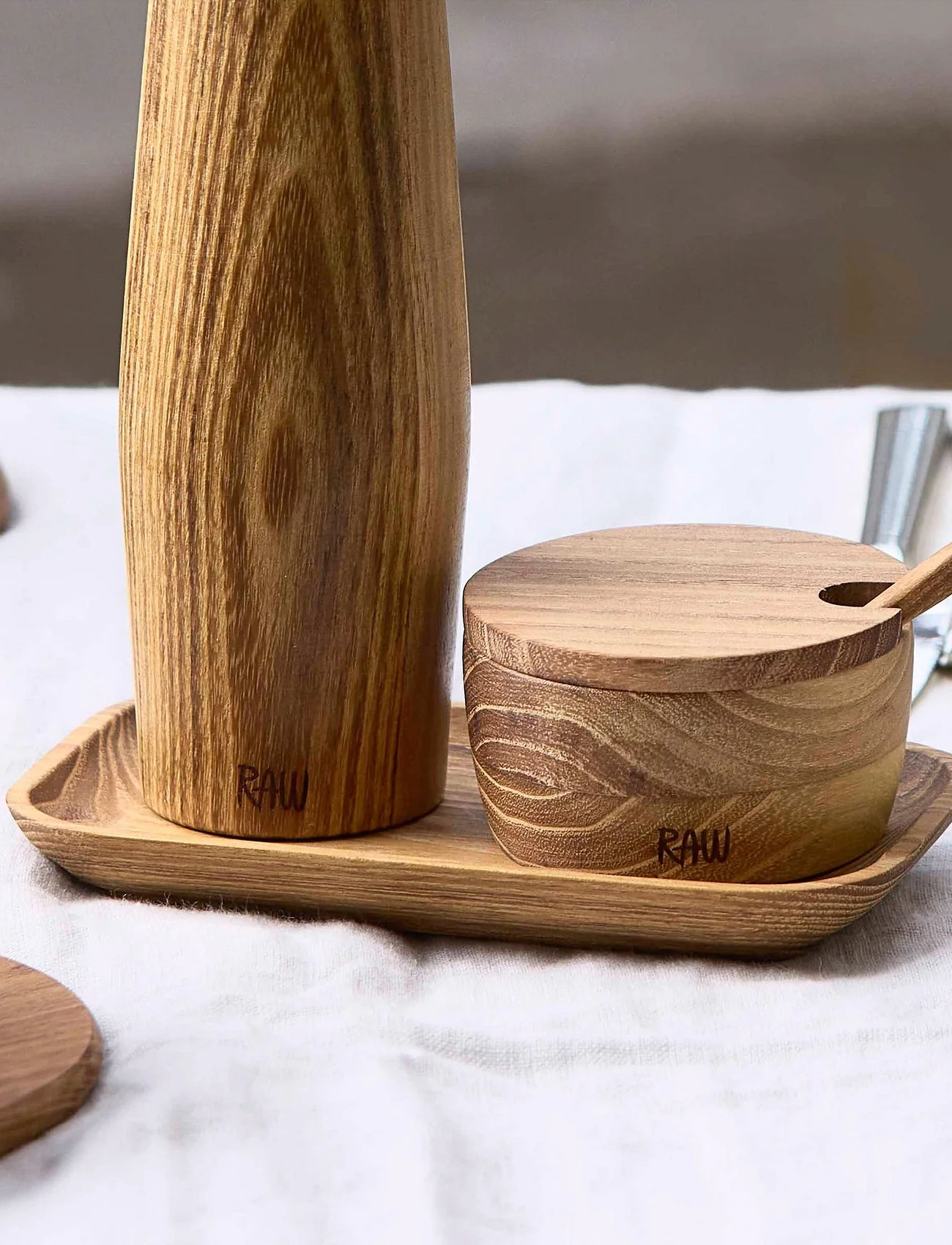 Aida Raw Teak Wood Tray, One Size, Green, Spisesteder Og Bordtilbehør > Bakker, Unisex