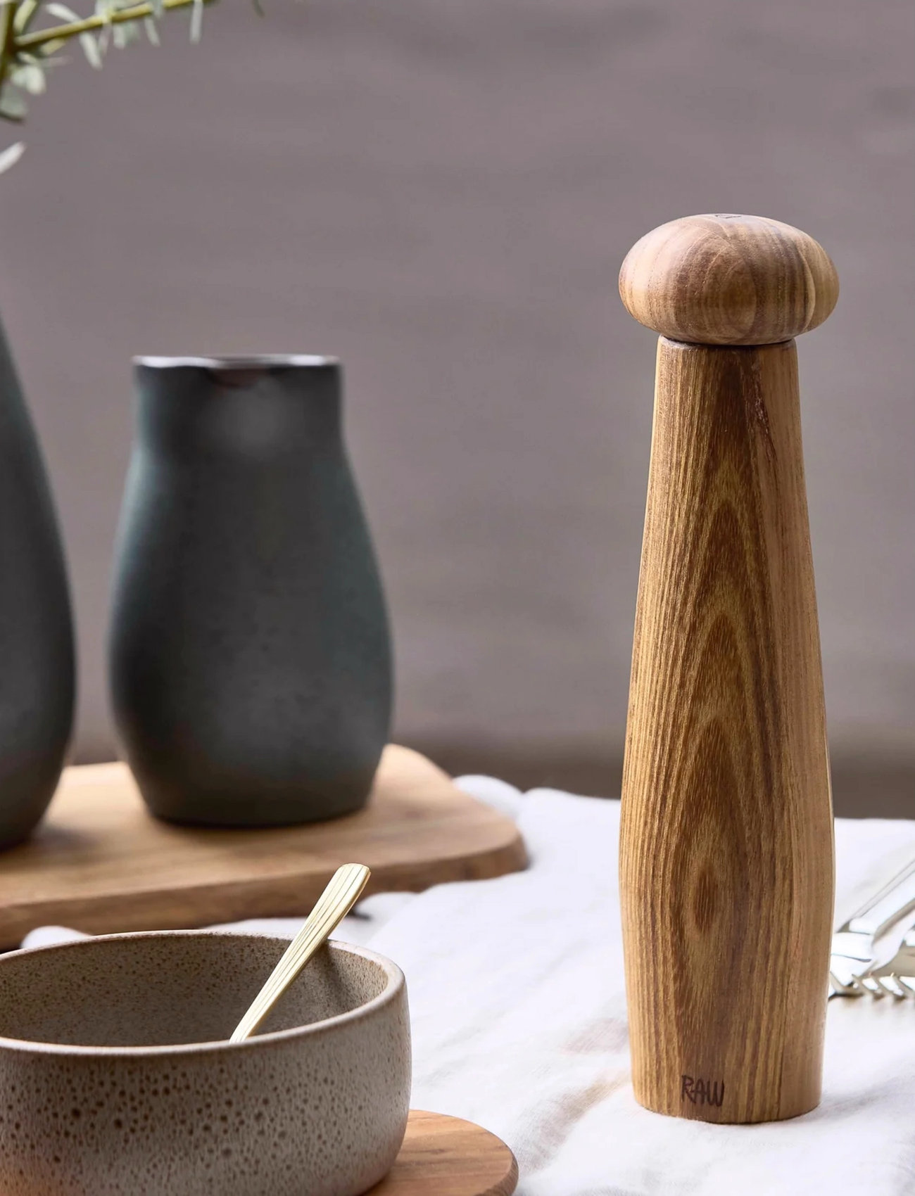 Aida Raw Teak Ceramic Pepper Grinder Tall H27.5 X D6.5cm. 1 Pcs., H:27.5 cm, Beige, Kværne > Salt- Og Peberbøsser, Unisex