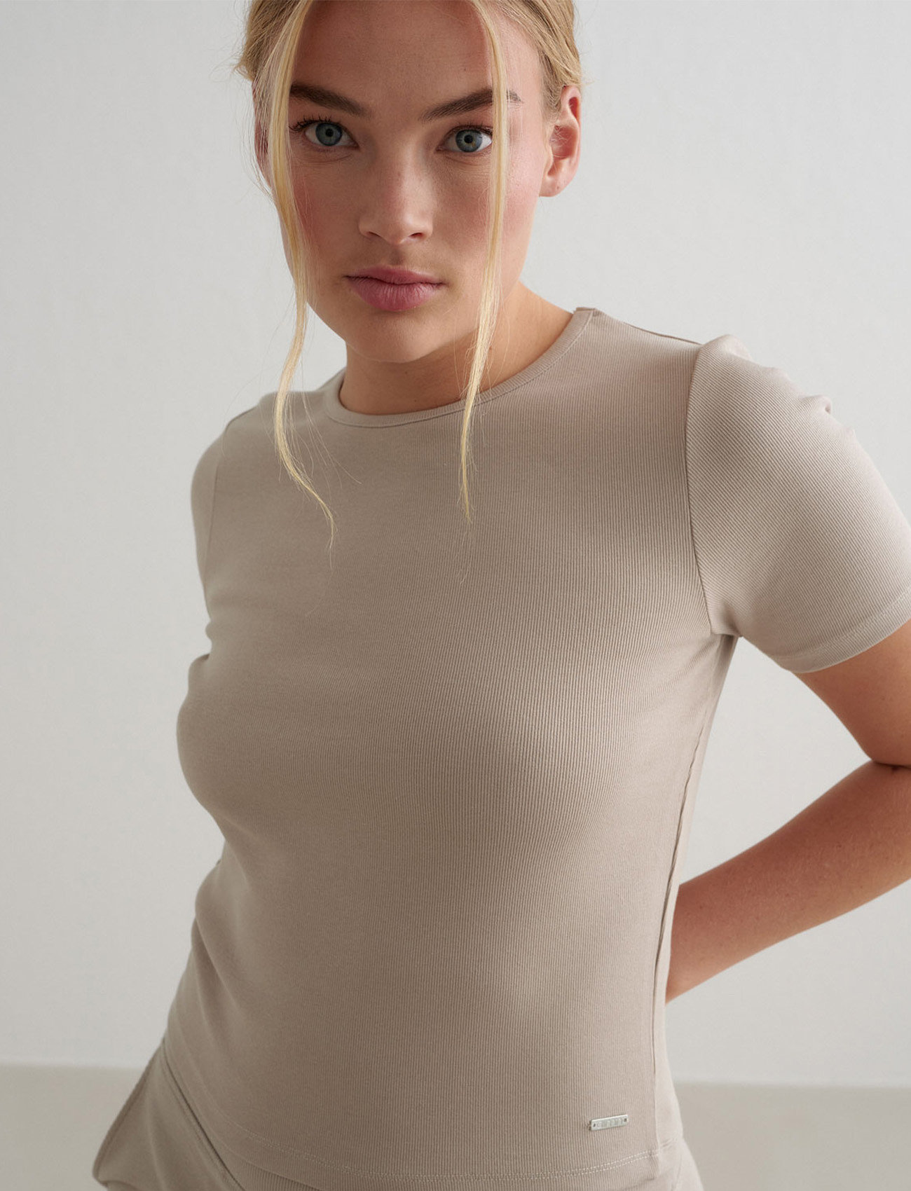 aim ́n Ease Ribbed Short Sleeve, S, Beige, Sports Overdele & T-shirts > Sport T-shirts, Dame