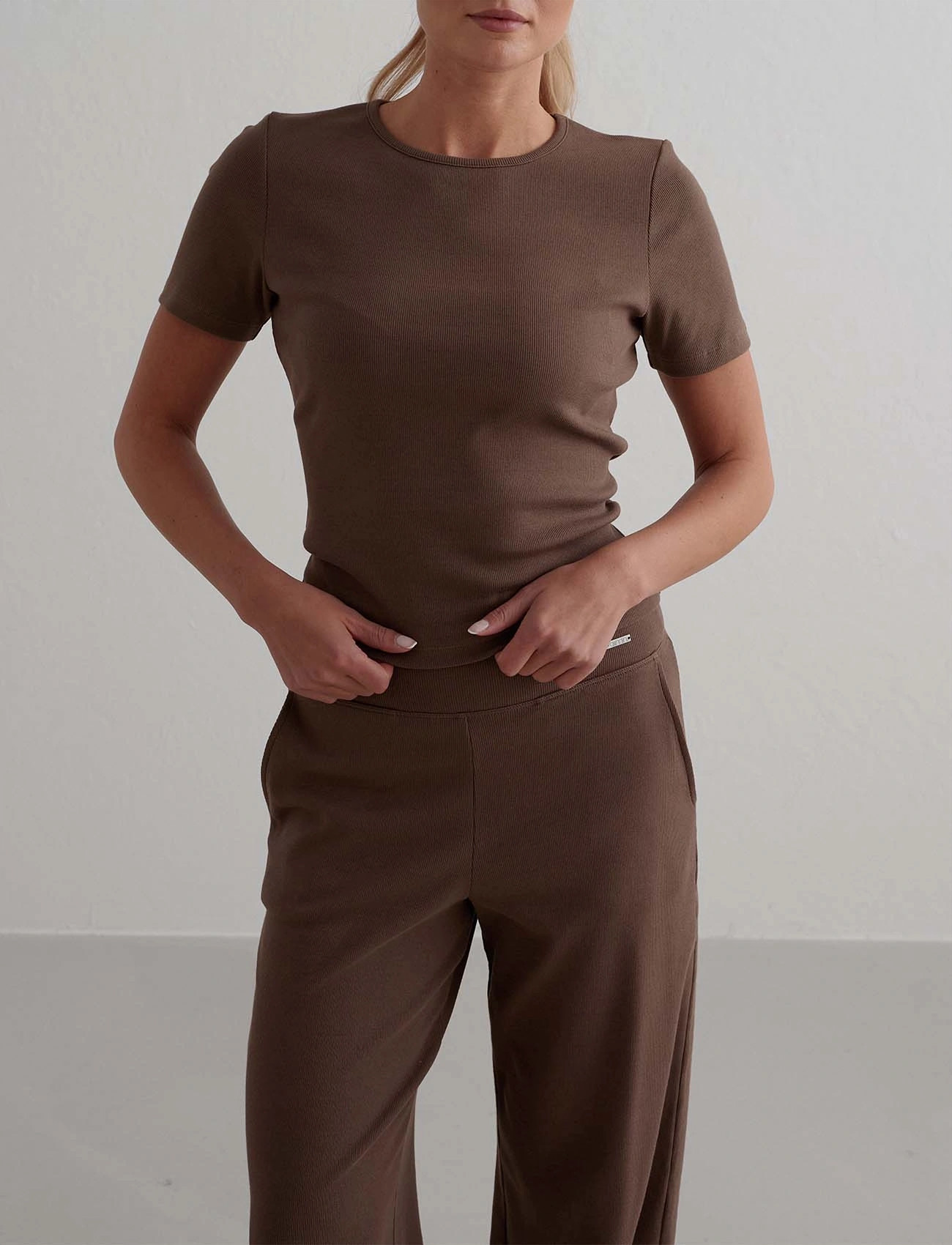 aim ́n Ease Ribbed Short Sleeve, M, Brown, Sports Overdele & T-shirts > Sport T-shirts, Dame