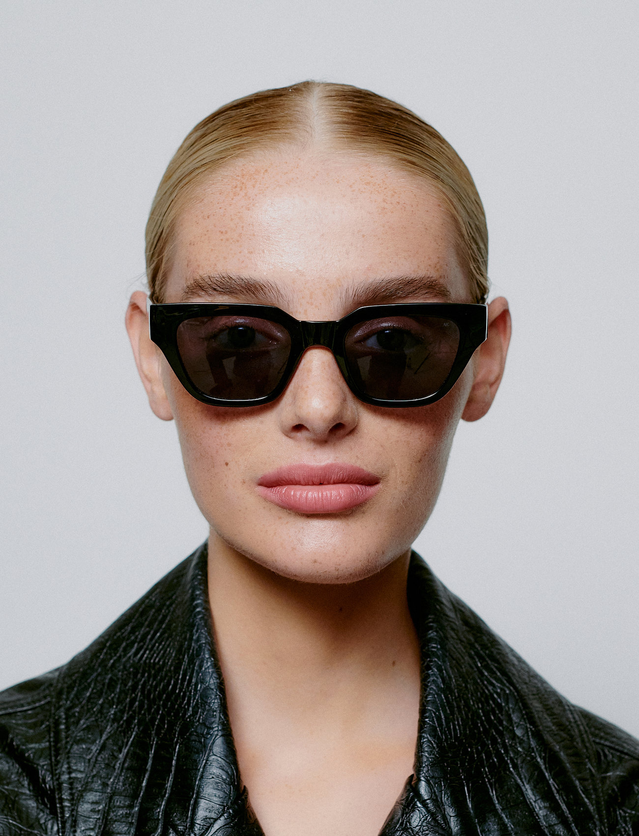 A.Kjærbede Kaws, One Size, Black, Solbriller > Wayfarer-Solbriller Med D-Stel, Dame