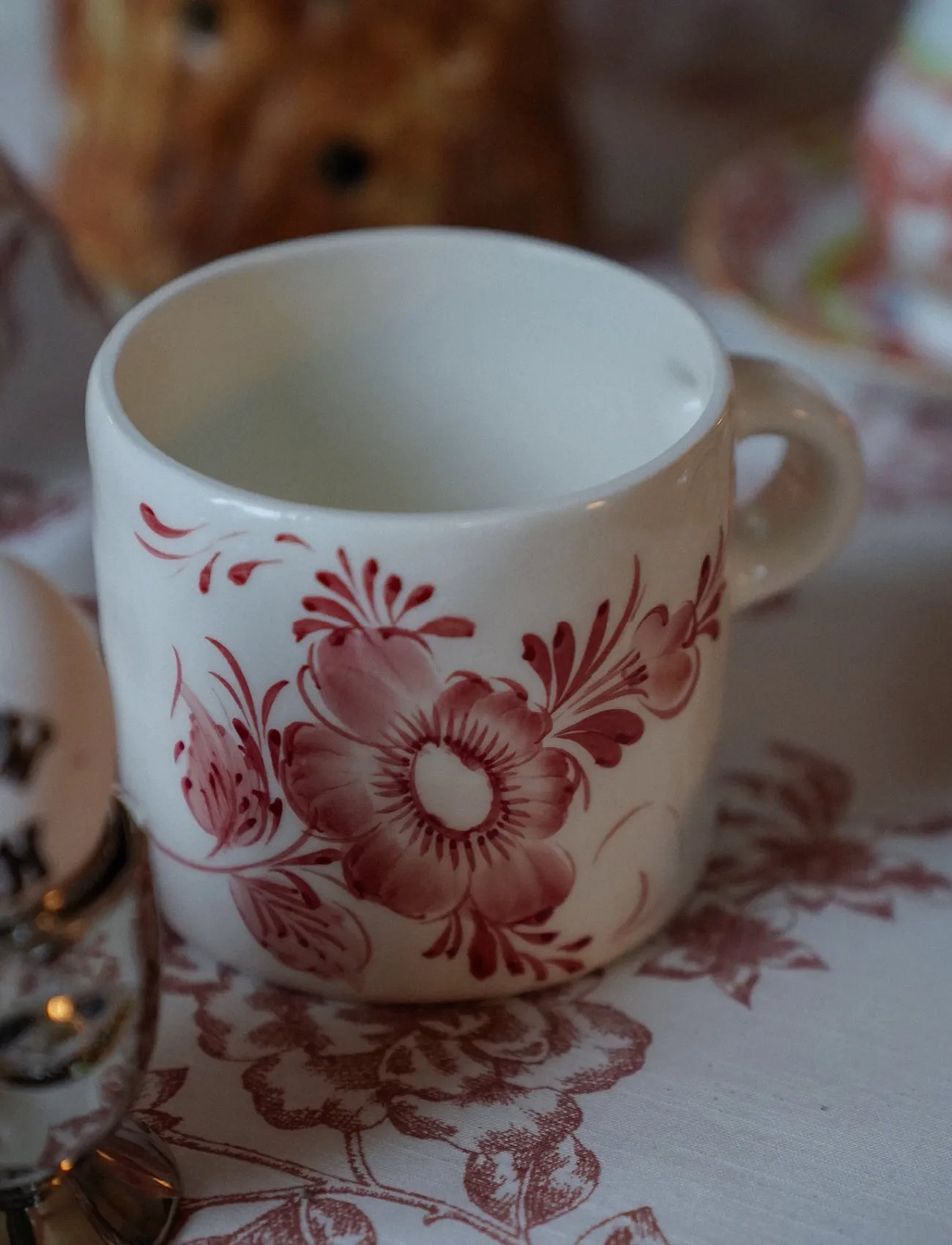 Anna + Nina Whimsical Rose Mug, 355 ml, Red, Kopper & Krus > Kaffekopper, Unisex