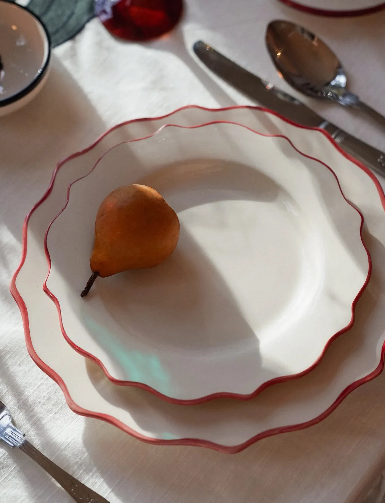 Anna + Nina Carmine Scalloped Dinner Plate, Ø 27 cm, White, Tallerkener > Middagstallerkener, Unisex