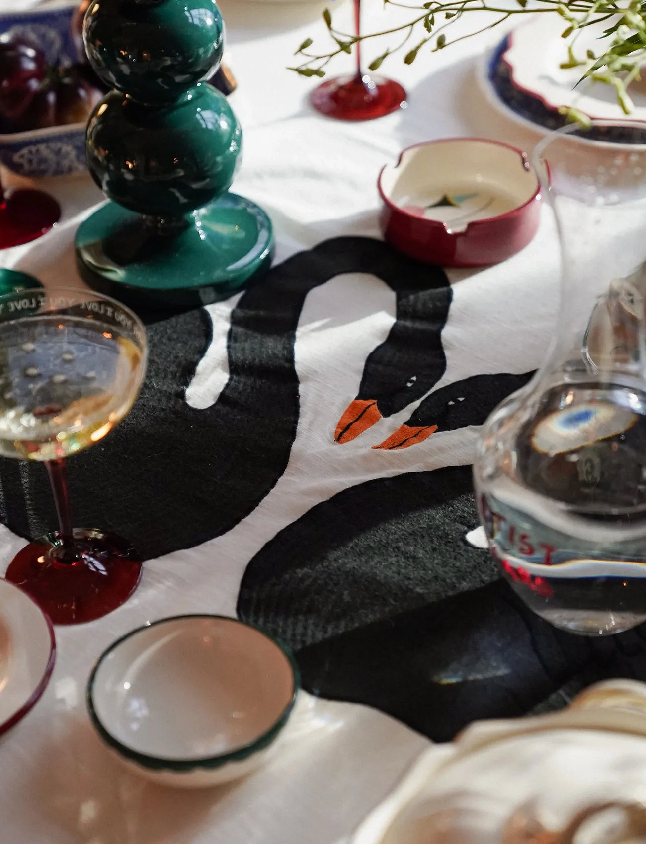Anna + Nina Black Swan Tablecloth, 255X155 cm, White, Køkkentekstiler > Duge Og Bordløbere, Unisex