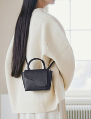 aar110988_cblack_10.jpg?