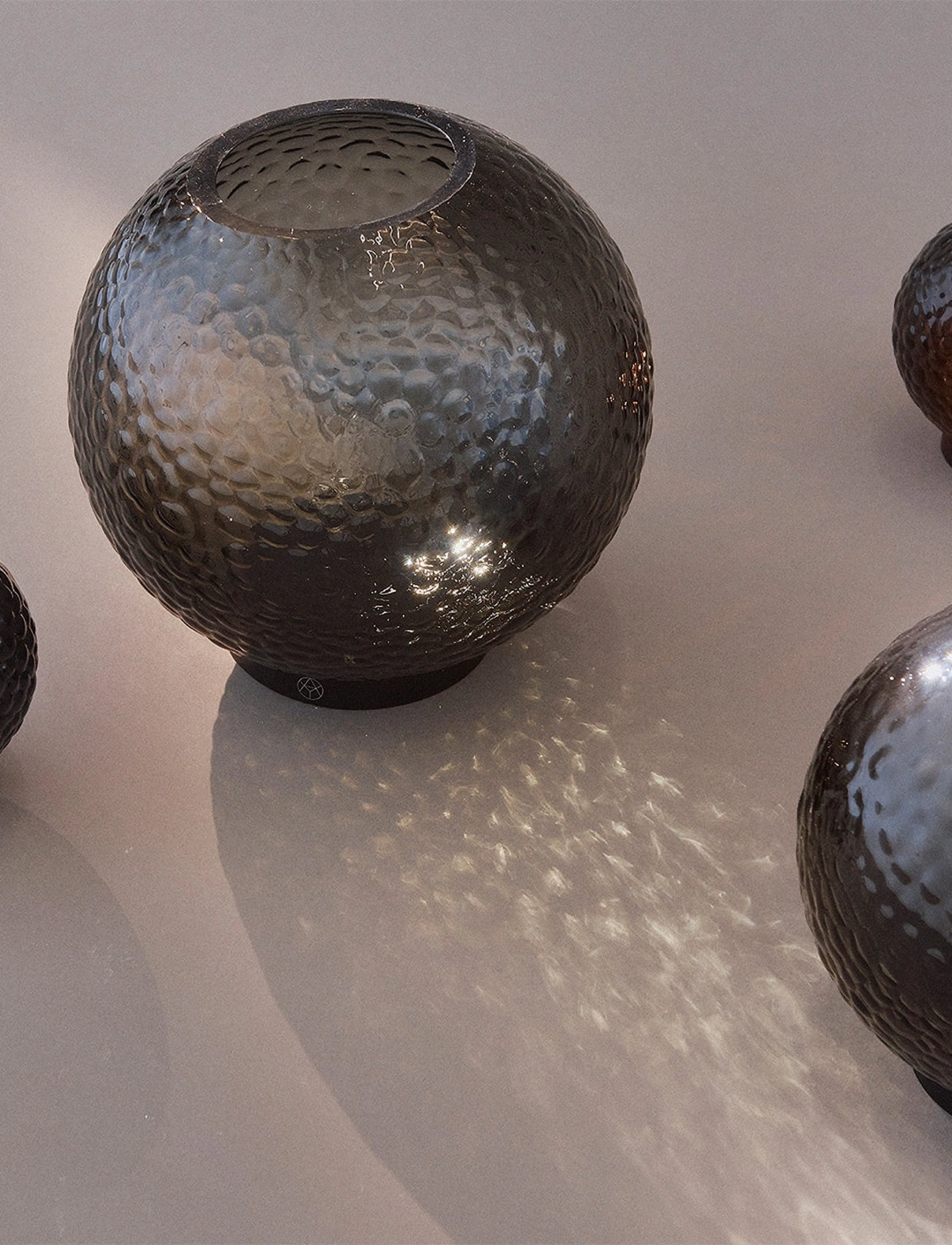 AYTM Globe Bubbles Vase Med Holder, Ø17XH17 cm, Grey, Vaser > Cylindervaser, Unisex