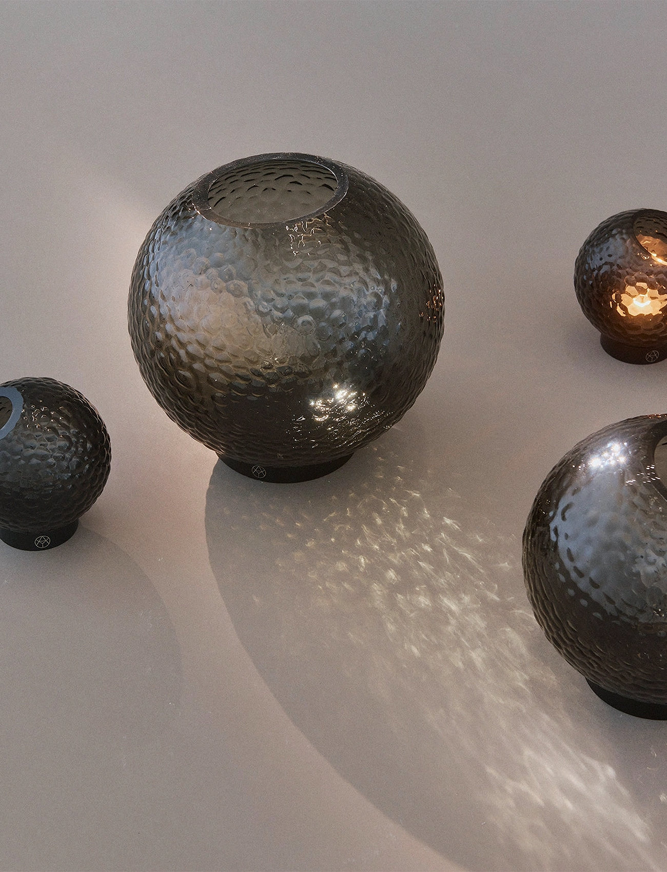 AYTM Globe Bubbles Vase Med Holder, Ø21XH21 cm, Grey, Vaser > Cylindervaser, Unisex