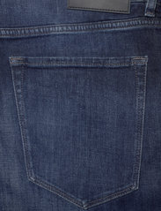 BOSS - Maine3 - regular piegriezuma džinsa bikses - bright blue - 4
