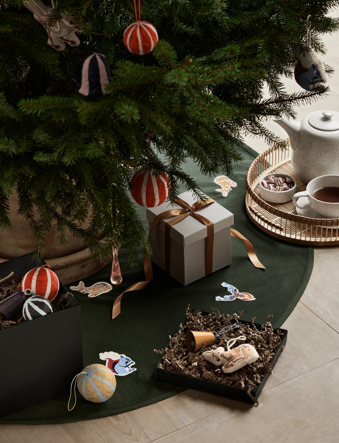 Broste Copenhagen Deer Christmas Tree Rug, Ø 120 cm, Grey, Tæpper Og Tæpper > Andre Tæpper, Unisex