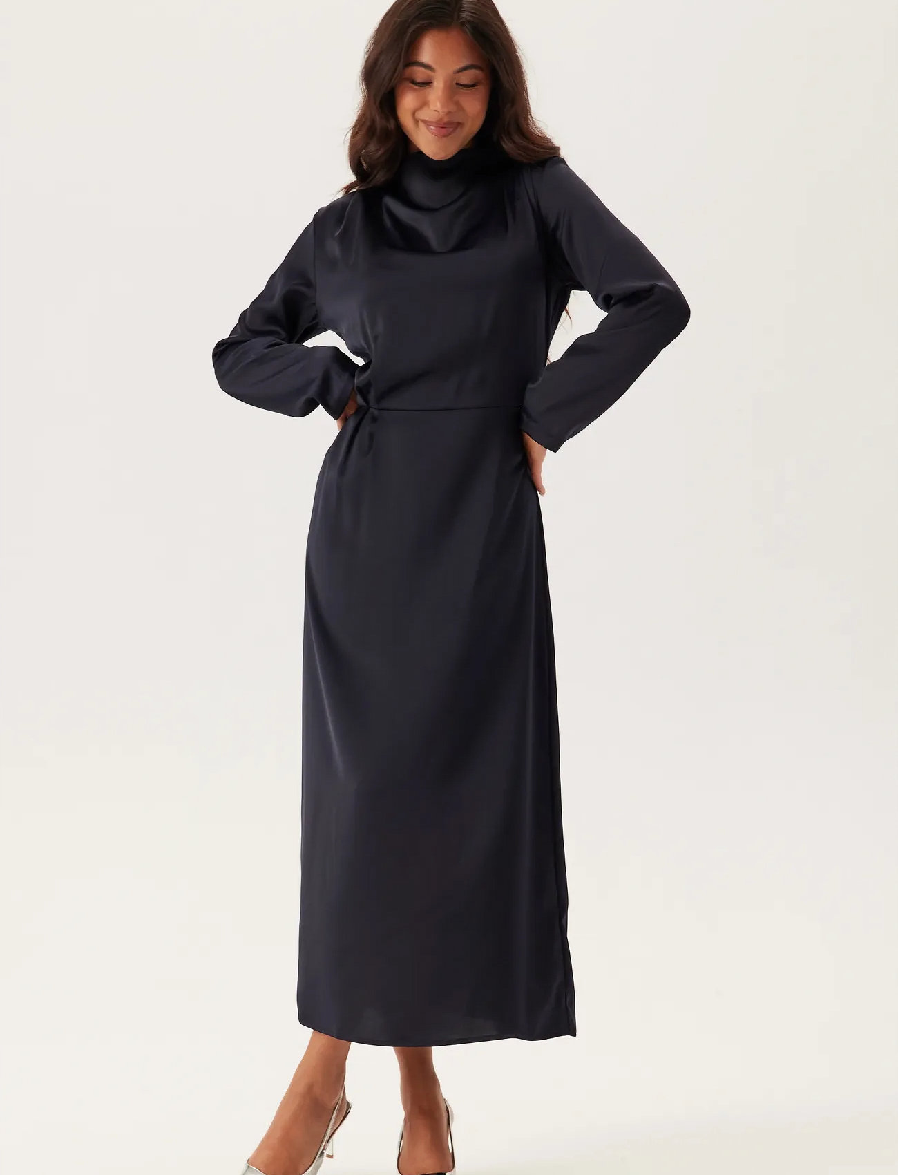 Bubbleroom Satin High Collar Midi Dress, XS, Navy, Kjoler > Knælange Og Midi, Dame