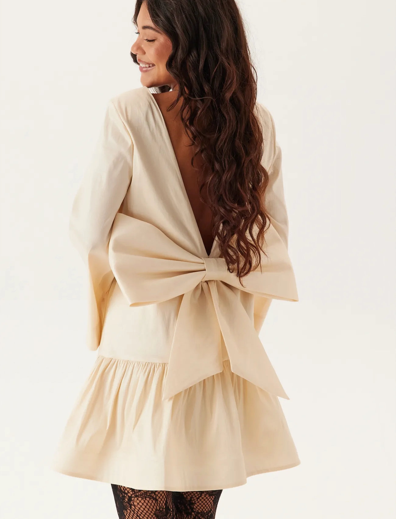 Bubbleroom Bow Back Shift Dress, M, Cream, Kjoler > Kort Kjole, Dame