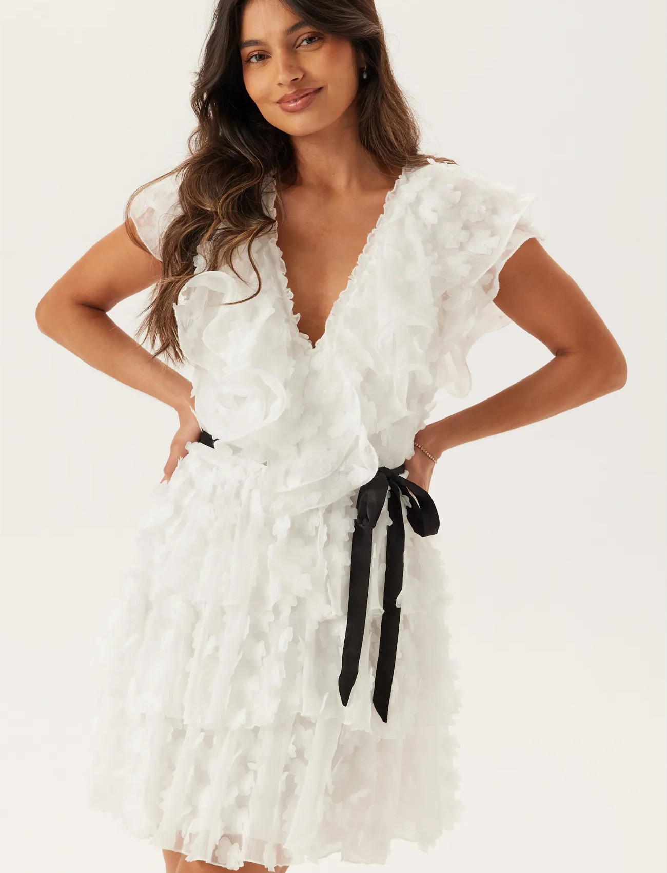 Bubbleroom V-Neck Frill Floral Dress, 40, White, Kjoler > Kort Kjole, Dame