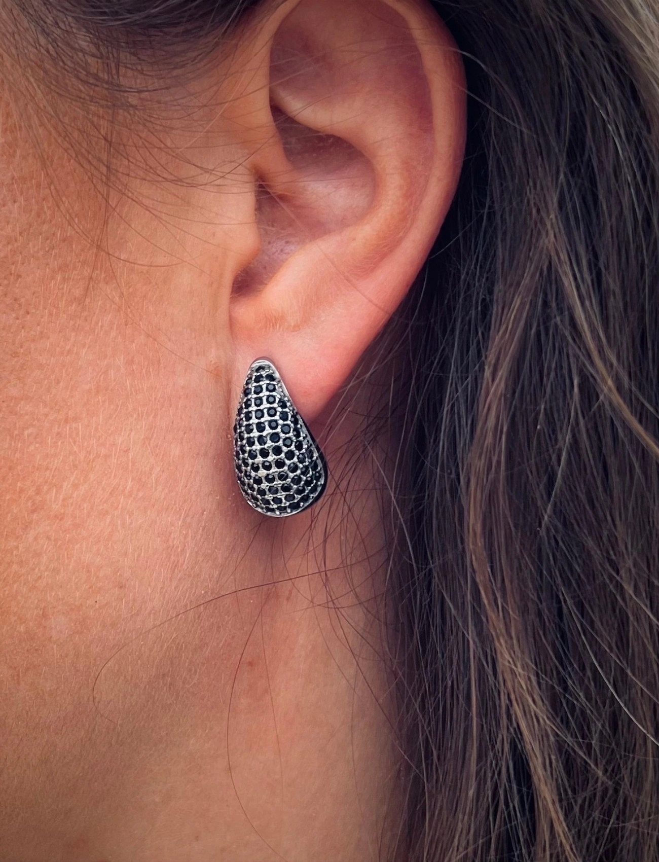 Bud to rose Drop Crystal Stud Earring Black/Silver, One Size, Silver, Earrings > Statement Earrings, Dame