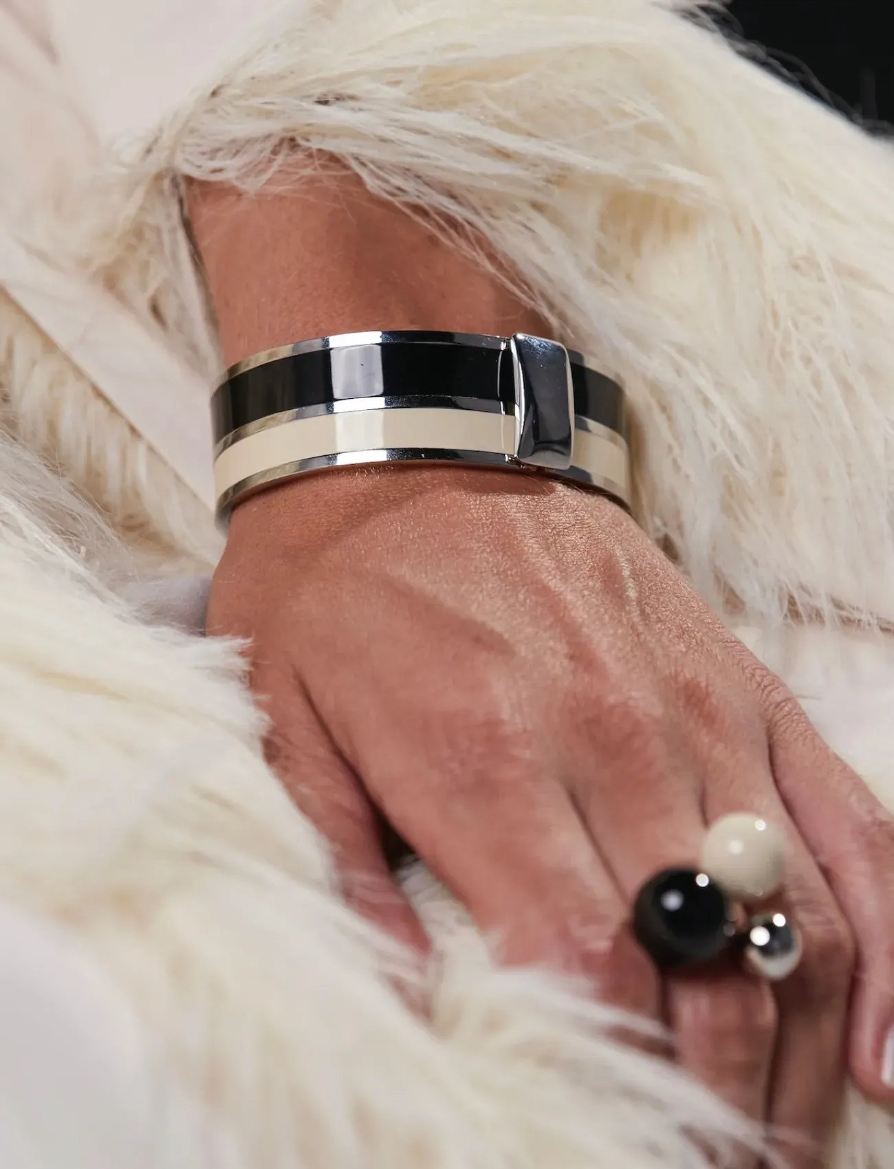 Bud to rose Studio Enamel Bracelet Ivory/Black/Silver, One Size, Silver, Armbånd > Armringe, Dame
