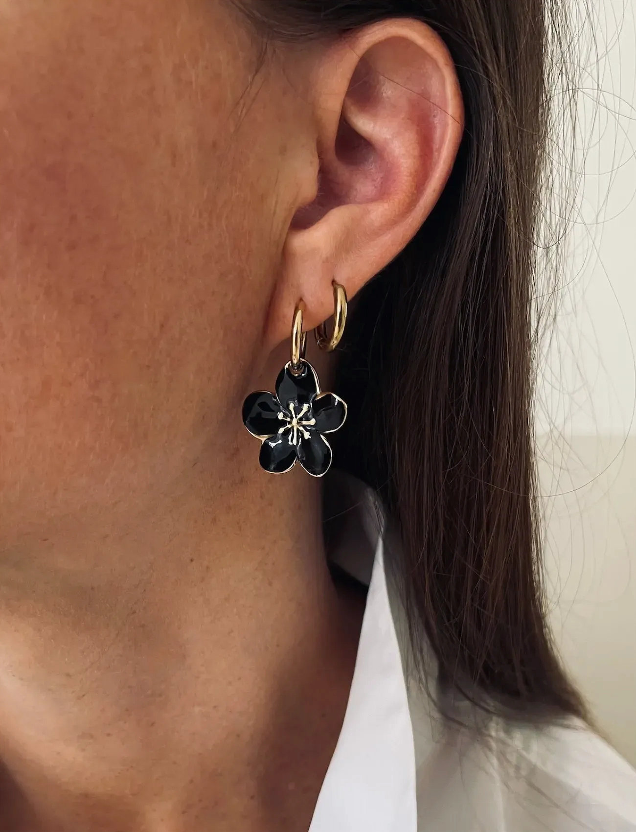 Bud to rose Calista Enamel Earring Black/Gold, One Size, Black, Øreringe > Øreringe Med Vedhæng, Dame