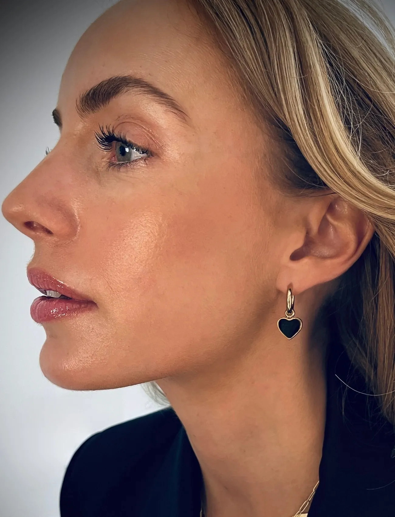 Bud to rose Noble Heart Earring Black/Gold, One Size, Gold, Øreringe > Creoler, Dame
