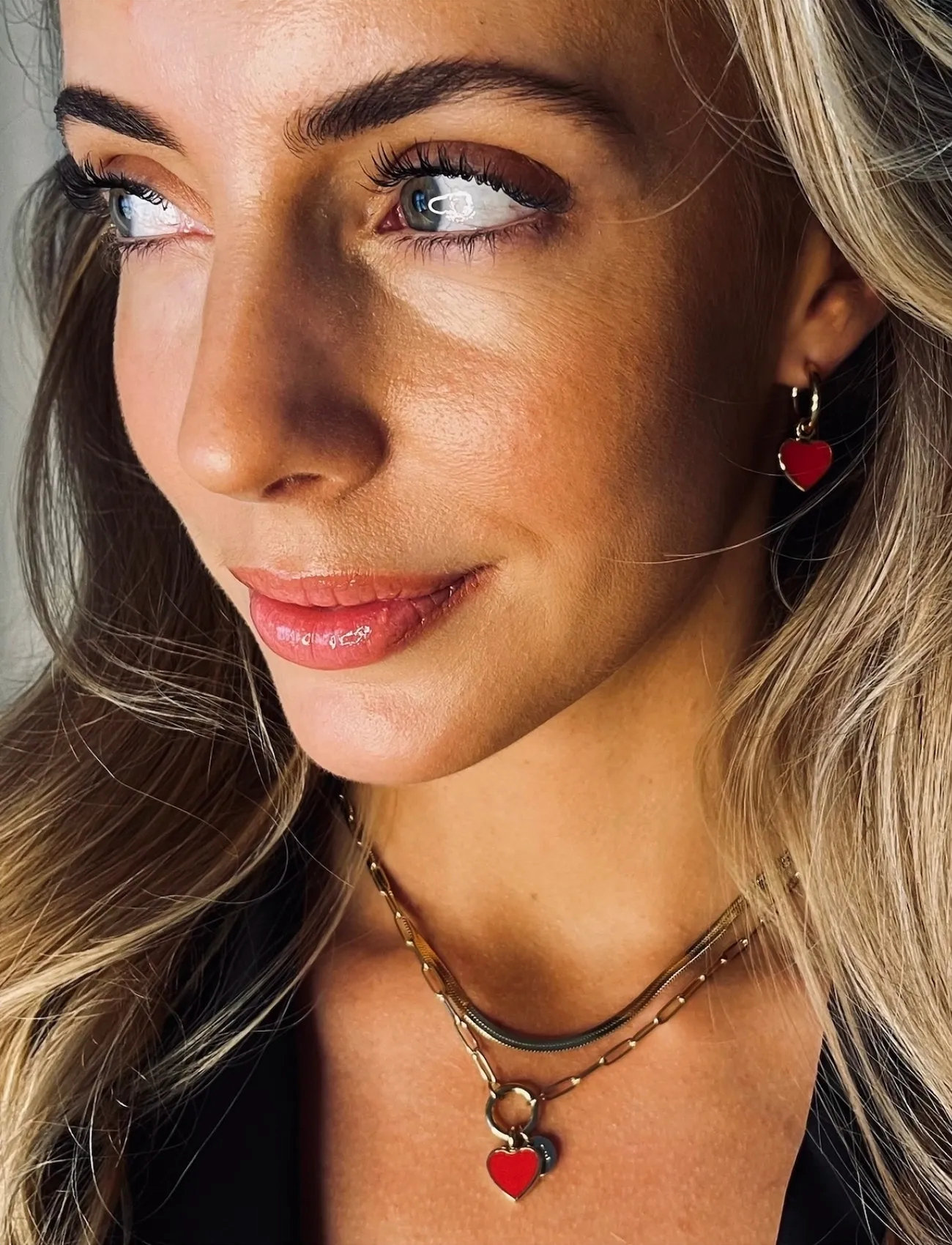 Bud to rose Noble Heart Earring Black/Gold, One Size, Gold, Øreringe > Creoler, Dame