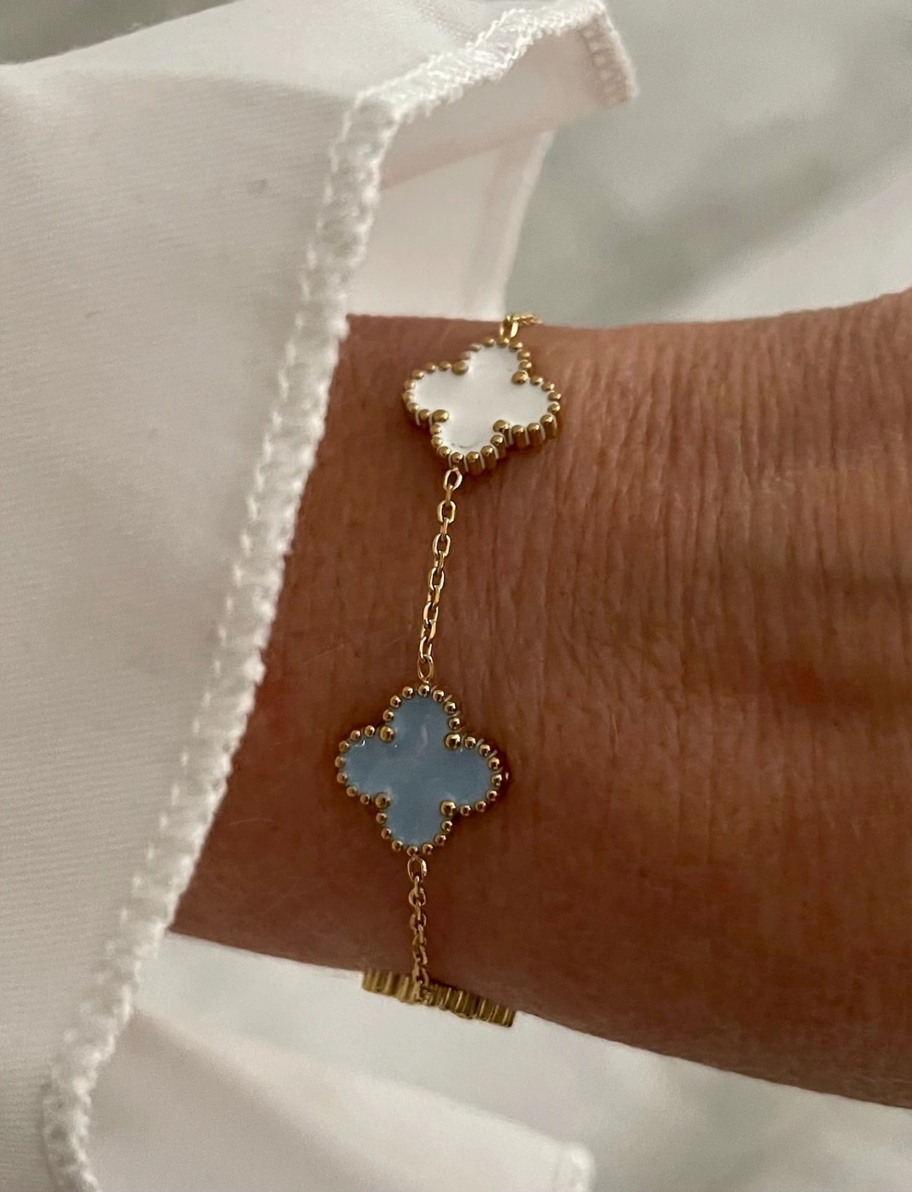 Bud to rose Clover Mix Bracelet Blue/Gold, One Size, Gold, Armbånd > Kædearmbånd, Dame