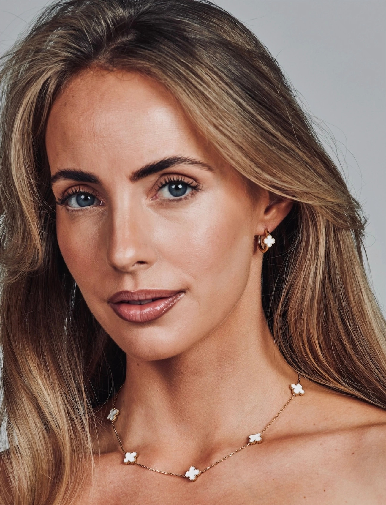 Bud to rose Clover Creole Earring White/Gold, One Size, Gold, Øreringe > Creoler, Dame