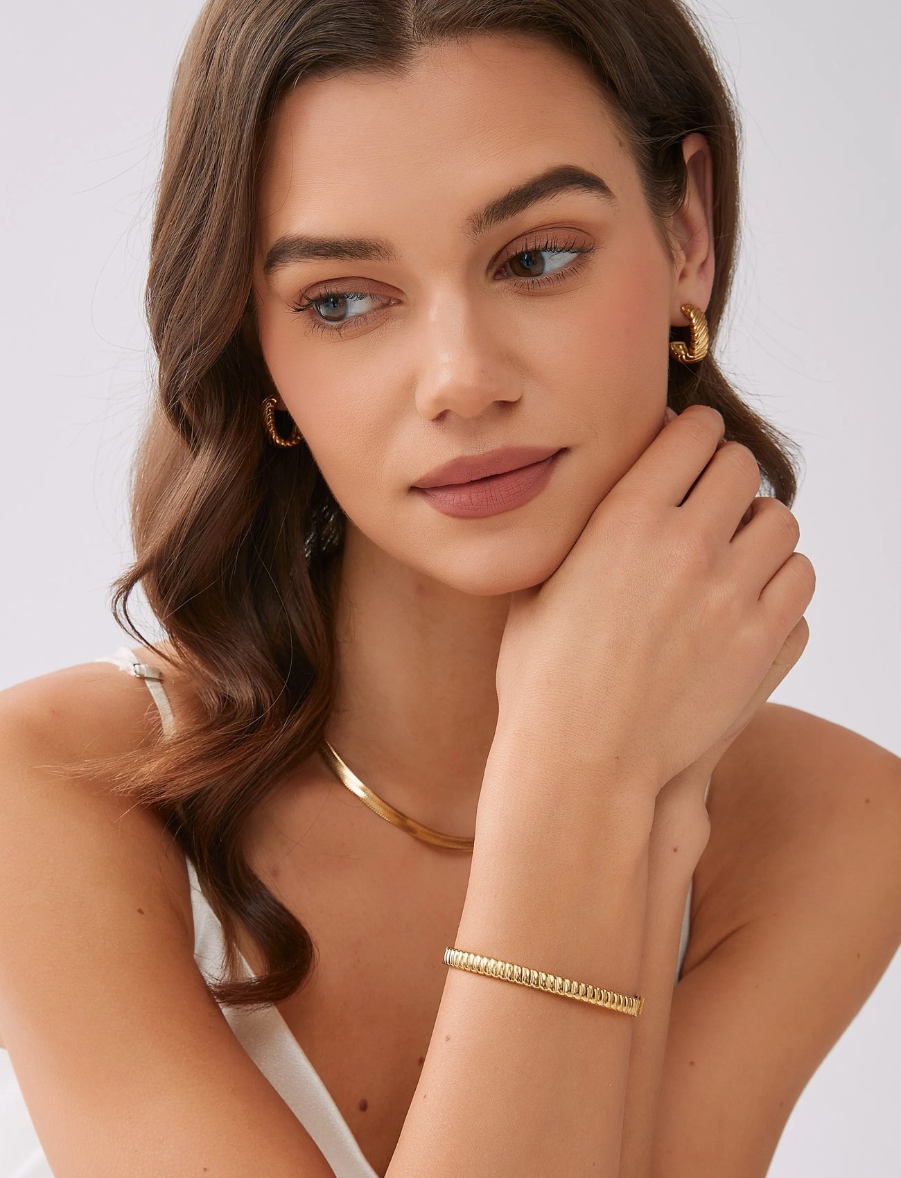 By Jolima Swirl Bangle, One Size 6 cm, Gold, Armbånd > Armringe, Dame
