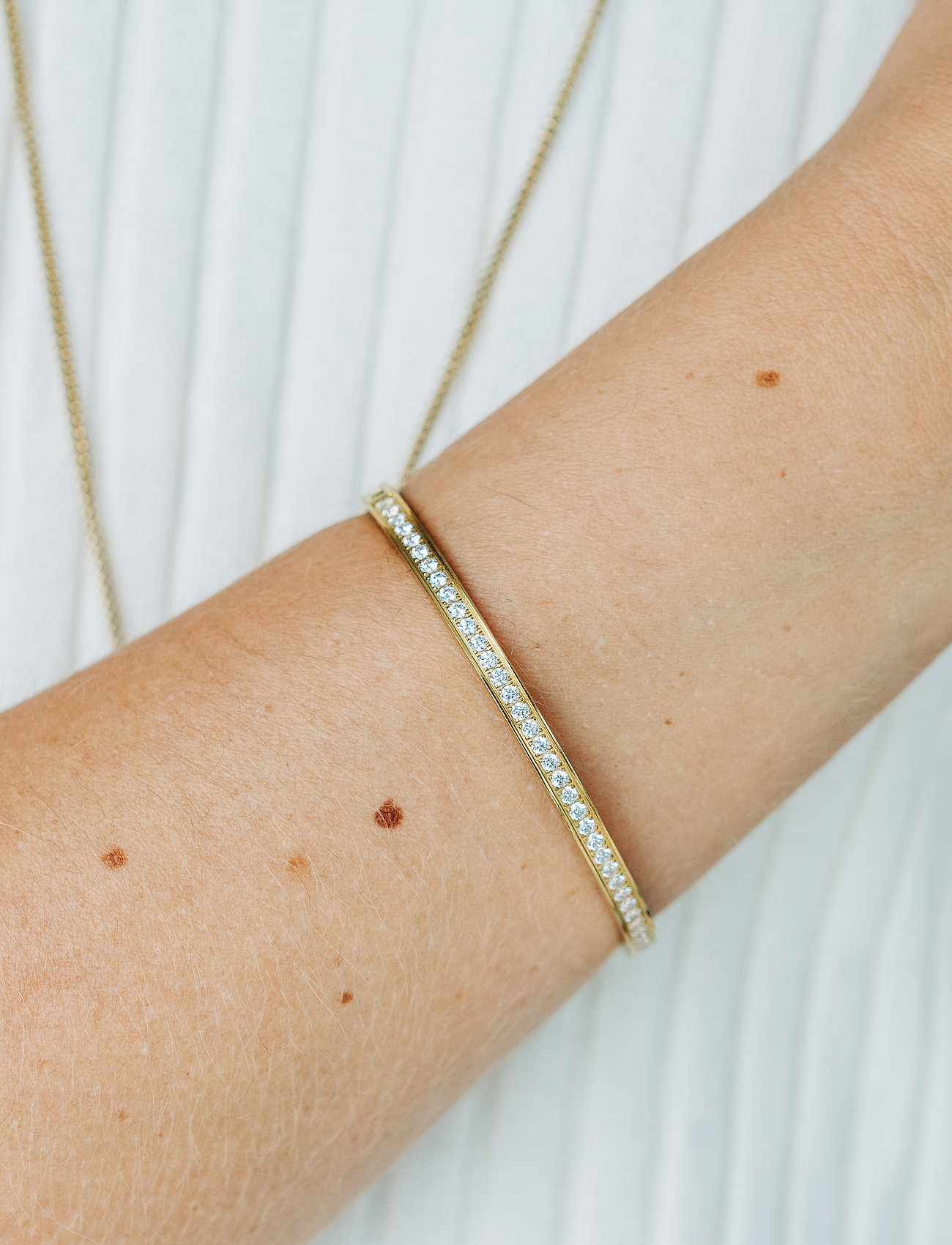 By Jolima Celine Crystal Bangle, One Size, Gold, Armbånd > Armringe, Dame