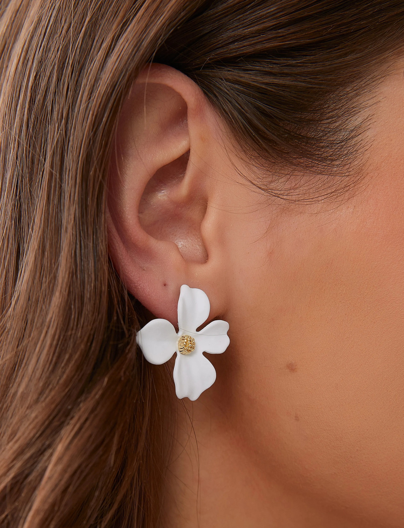 By Jolima Lilly Flower Earring, One Size, White, Øreringe > Ørestikker, Dame