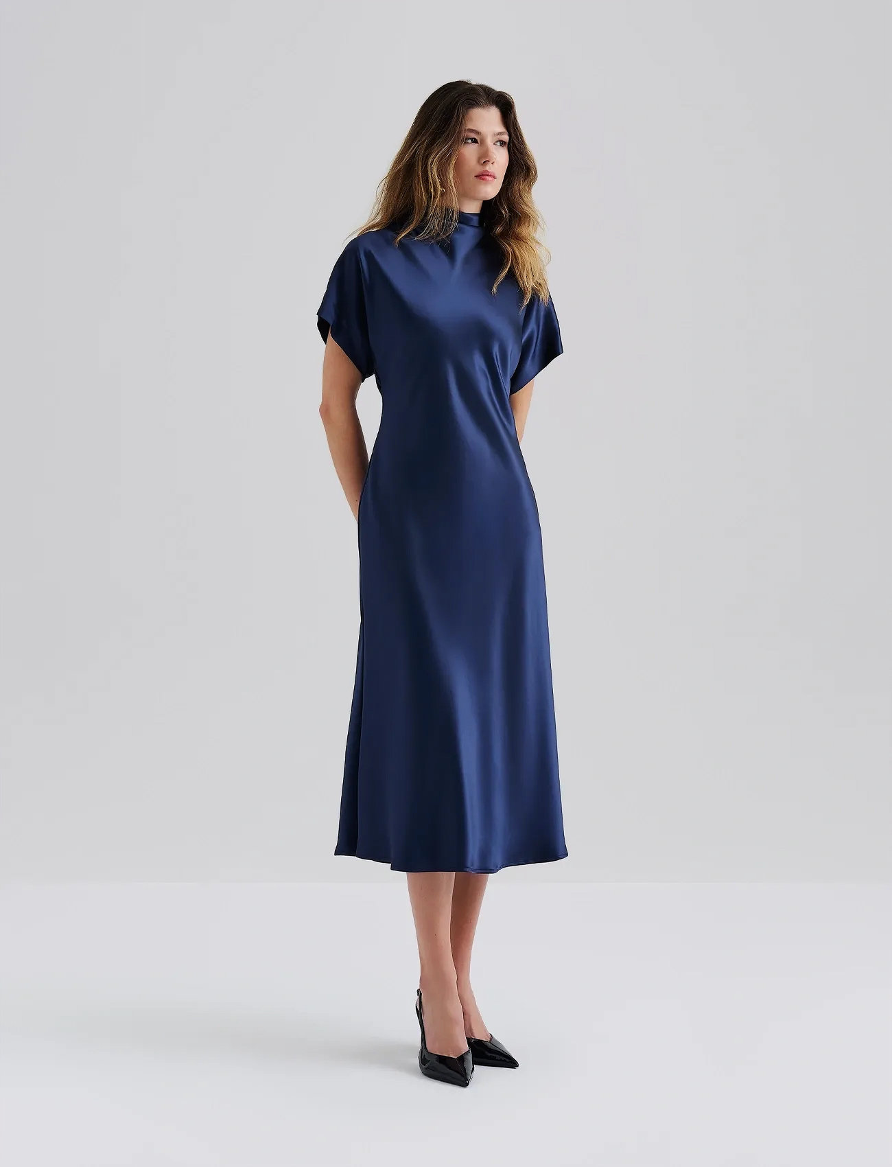 Malina Alivia Short Sleeve Satin Midi Dress, XS, Navy, Kjoler > Knælange Og Midi, Dame
