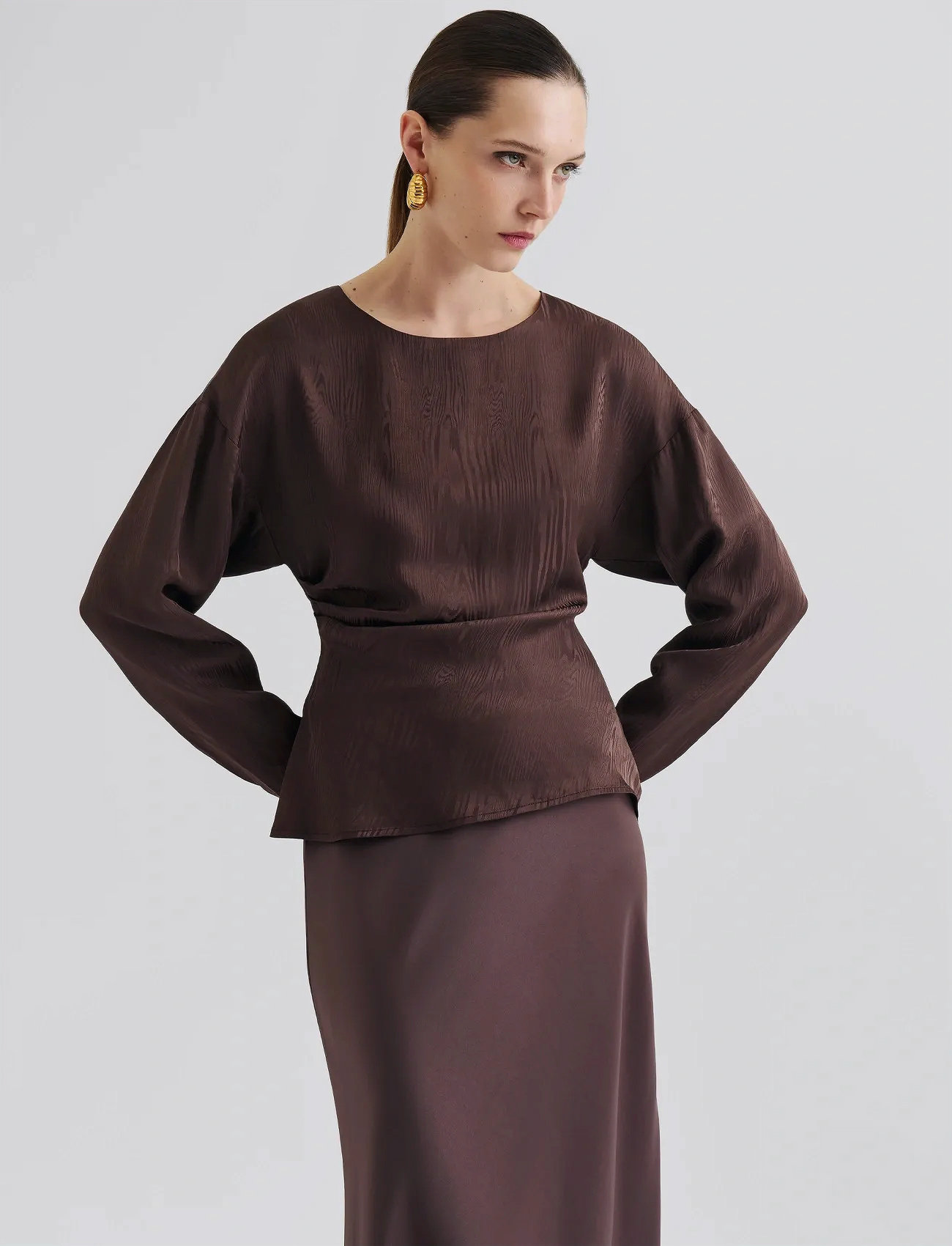 Malina Rosalie Jacquard Weave Satin Blouse, 36, Brown, Bluser > Langærmede, Dame
