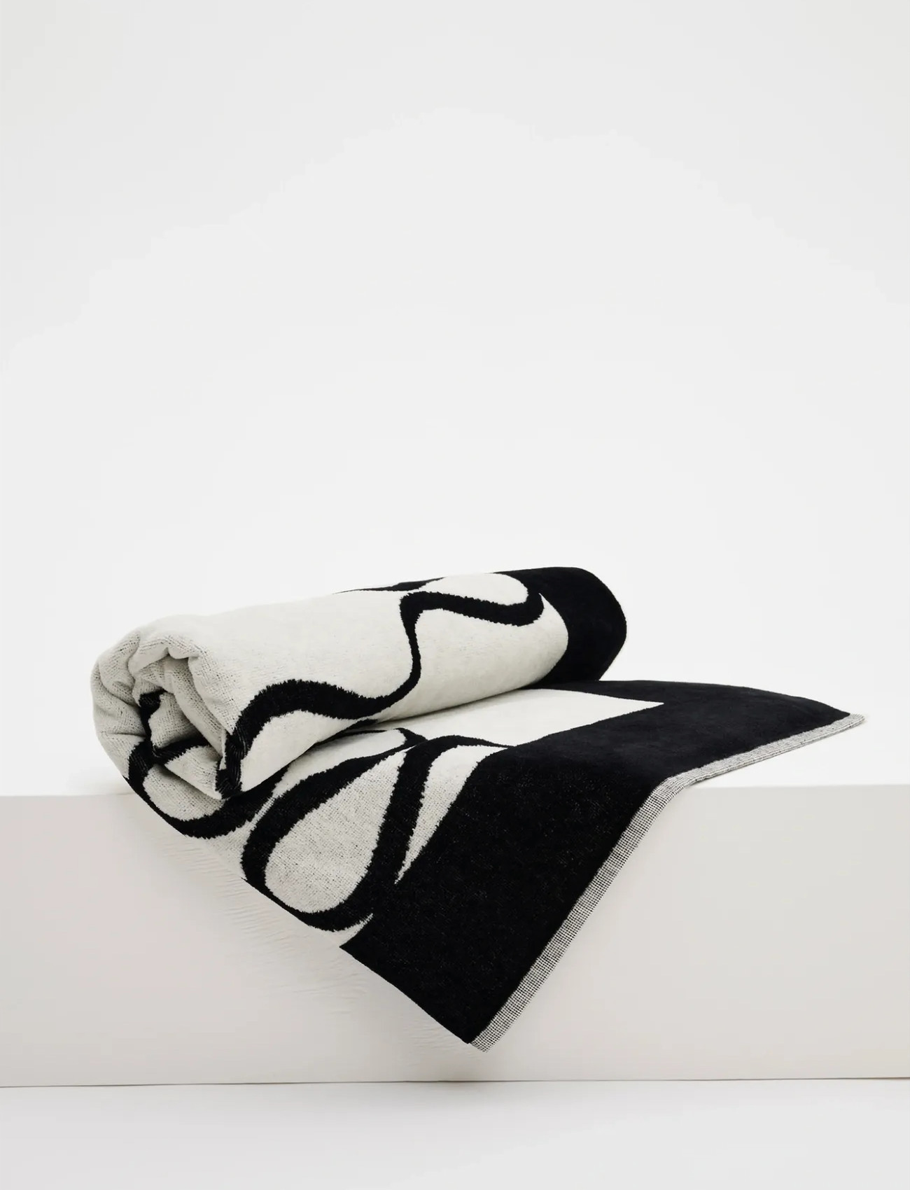 Malina Monogram Jacquard Beach Towel, One Size, Black, Håndklæder & Badehåndklæder > Strandhåndklæder, Unisex