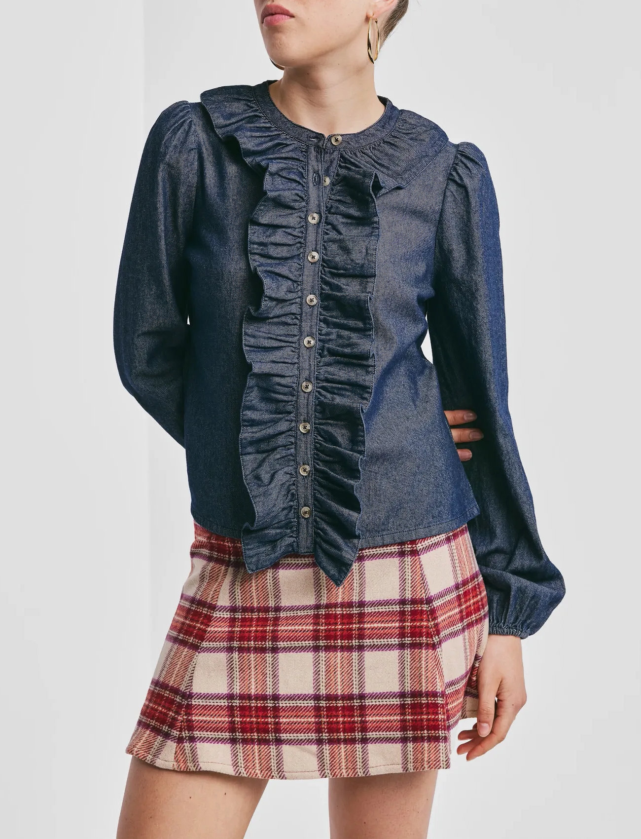 by Ti Mo Denim Flounce Blouse, S, Blue, Bluser > Langærmede, Dame