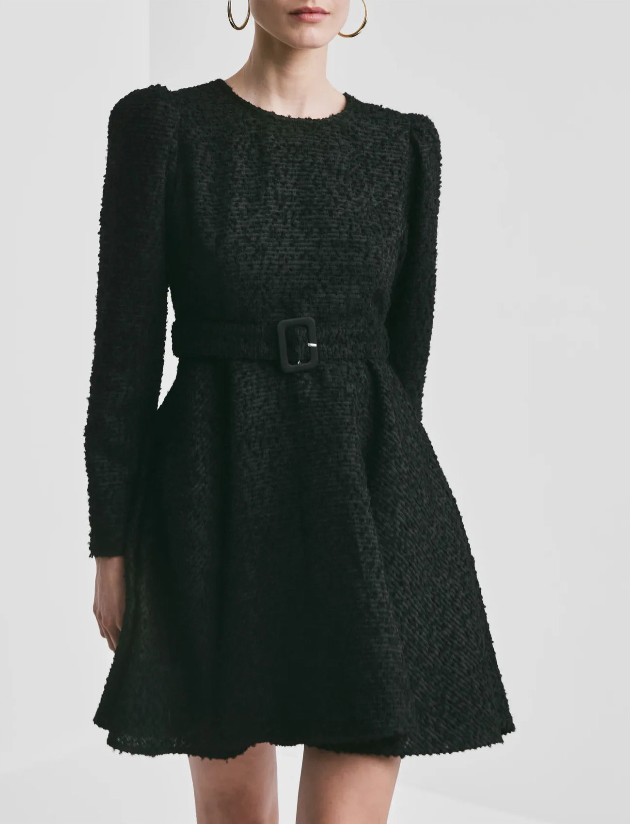 by Ti Mo Bouclé Belt Dress, L, Black, Designere > Korte Kjoler, Dame