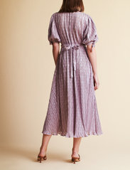 by Ti Mo - Plisse Wrap Dress - maxi sukienki - 026 - lavender - 4