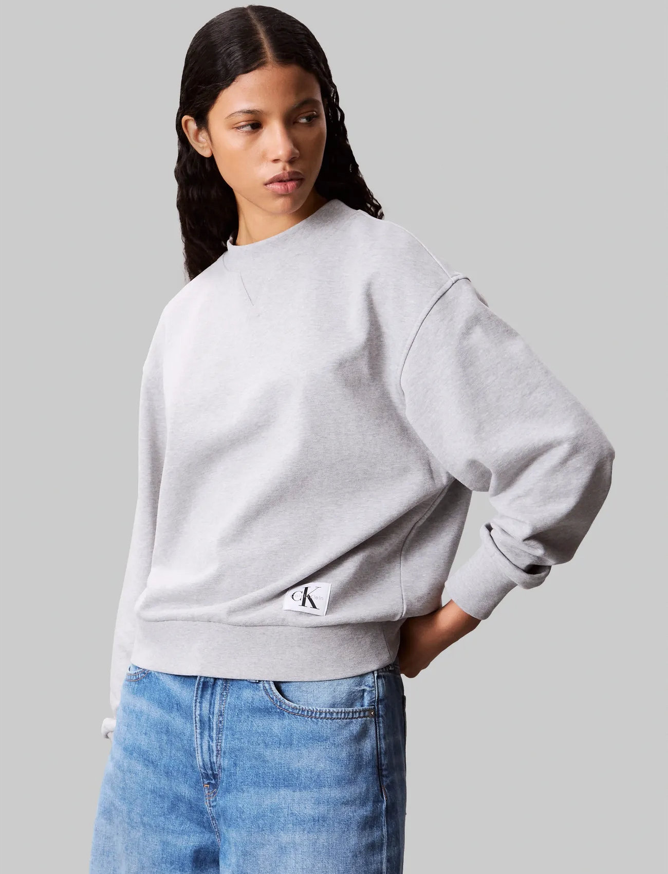 Calvin Klein Jeans A- Ls Badge Logo Terry Crew Nk, S, Grey, Sweatshirts & Hættetrøjer > Sweatshirts, Dame