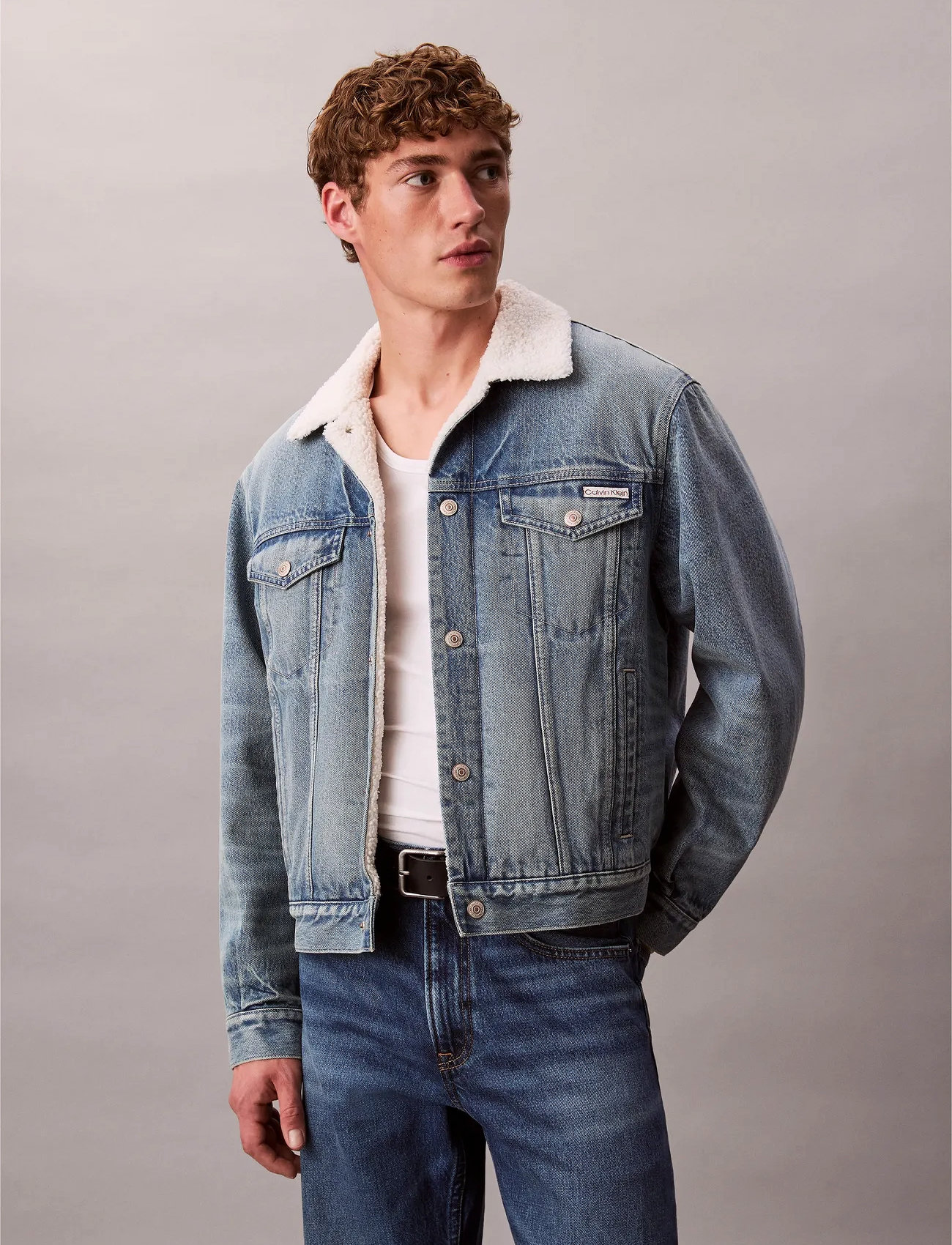Calvin Klein Jeans 90S Sherpa Trucker Tinted Thundr, L, Blue, Denim > Lined Denim Jackets, Herre