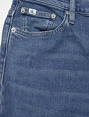 Calvin Klein Jeans - MOM JEAN - džinsa bikses ar taisnām starām - denim medium - 2