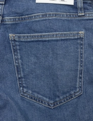 Calvin Klein Jeans - MOM JEAN - džinsa bikses ar taisnām starām - denim medium - 4