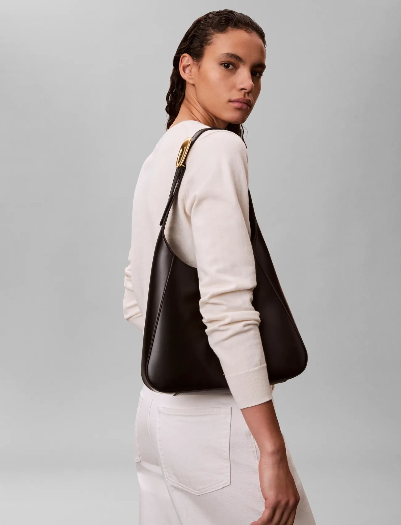 Calvin Klein Hardware Adj Strap Medium Bag, One Size, Black, Tasker > Små Skuldertasker-Crossbody-Tasker, Dame