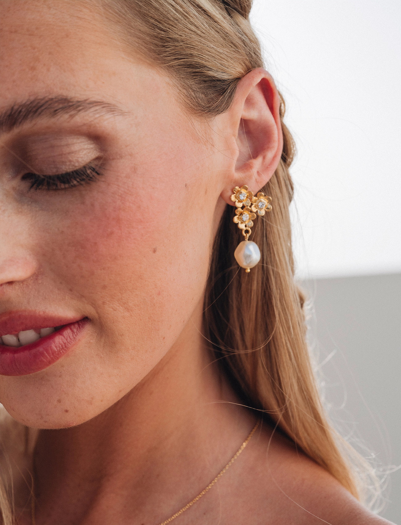 Caroline Svedbom Juni Earrings Gold, One Size, Gold, Øreringe > Øreringe Med Vedhæng, Dame