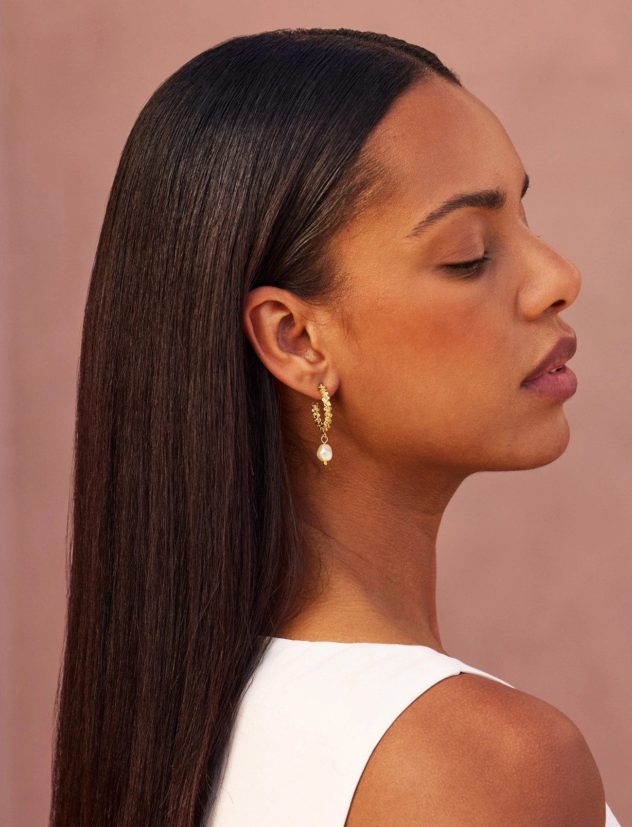 Caroline Svedbom Gemma Pearl Loops Gold, One Size, Gold, Øreringe > Creoler, Dame