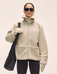 Casall Sherpa Short Zip Jacket (ASA25200) - Outdoor jacket | Boozt.com