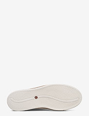 un maui lace clarks white