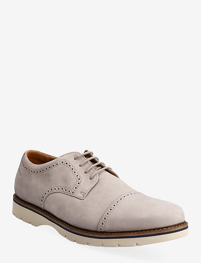 Clarks Bayhill Cap (Stone Nubuck), (44 €) | Large selection of outlet-styles  | Booztlet.com