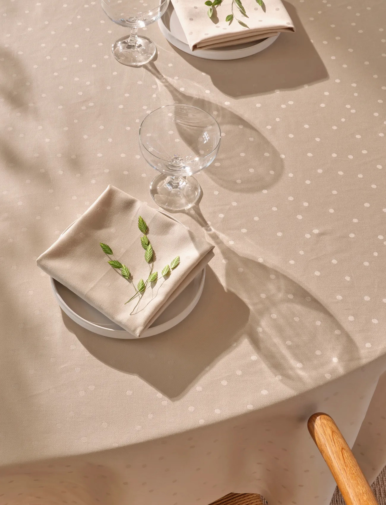 compliments Confetti Damask Table Cloth, Ø 200 cm, Beige, Køkkentekstiler > Duge Og Bordløbere, Unisex